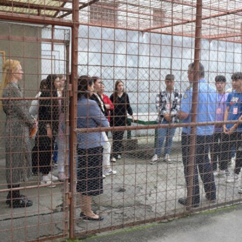 tinerii vizitează penitenciarul pentru prevenirea delincvenței și consumului de substanțe interzise