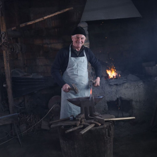 Dumitru Trif, desemnat tezaur uman viu în domeniul fierăritului din Sieu