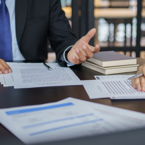 Brasovenii beneficiază de consultanță juridică gratuită prin proiectul „Avocatul de serviciu”