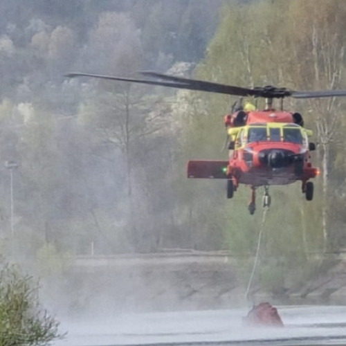 Incendii de vegetație în Caraș-Severin, pompierii acționează cu elicoptere