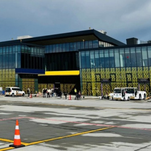 Aeroportul Internațional Brașov și-a extins oferta de zboruri pentru sezonul de vară 2025, punând la dispoziție curse directe către cinci destinații populare de vacanță. Potrivit sursei newsbv.ro, aeroportul a colaborat cu nouă companii aeriene importante pentru a oferi un program variat și adaptat nevoilor pasagerilor.