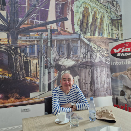 raymond humphreys, scriitor britanic cu legături speciale cu românia, a revenit pentru prima dată în țara noastră după mulți ani, în 2025. Potrivit site-ului viata-libera.ro, acesta a fost invitat de prietenul său, profesorul și traducătorul Petru Iamandi, și a vizitat Galațiul, orașul unde s-a aflat recent. Humphreys, născut în 1947 în Londra, într-o familie galeză, are o carieră literară începută încă din anii ’60, atunci când a câștigat primii bani pentru scris. În 1969, a primit 10 lire pentru rescrierea unui articol, iar în următorii ani a publicat poezii și articole într-o revistă satirică.