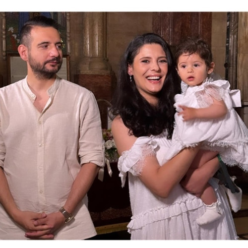 Lara Maria, al treilea copil al avocatului Adrian Cuculis și al soției sale, Ramona Pauleanu, a fost botezată recent. Micuța, curioasă și cuminți, a urmărit cu ochi mari și mirați slujba care s-a desfășurat, fiind vizată direct de ceremonia religioasă, notează ziarulamprenta.ro.