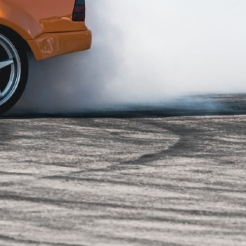 Incident în Focșani: tânăr de 18 ani, prins după derapaje controlate în curtea unei școli