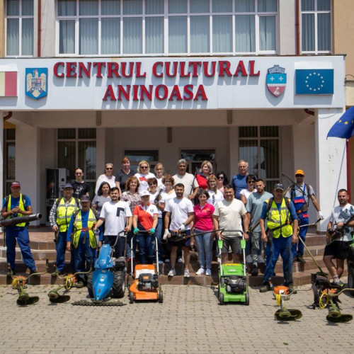 echipa primăriei aninoasa a schimbat pixul cu unelte pentru curățenie