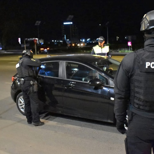 Magistrații Tribunalului Constanța analizează cazul unui șofer care a intentat proces împotriva statului român, după o experiență traumatică și controverse în privința testelor antidrog. Decizia inițială a Judecătoriei Constanța a fost în favoarea șoferului, obligând statul să-i plătească 10.000 de lei daune morale, dar aceasta a fost atacată cu apel de reprezentanții statului.