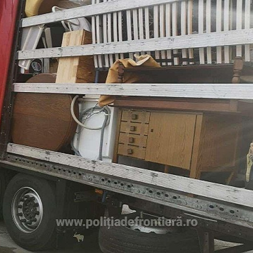 TIR cu mobilă second-hand și saltele blocat la Vama Petea