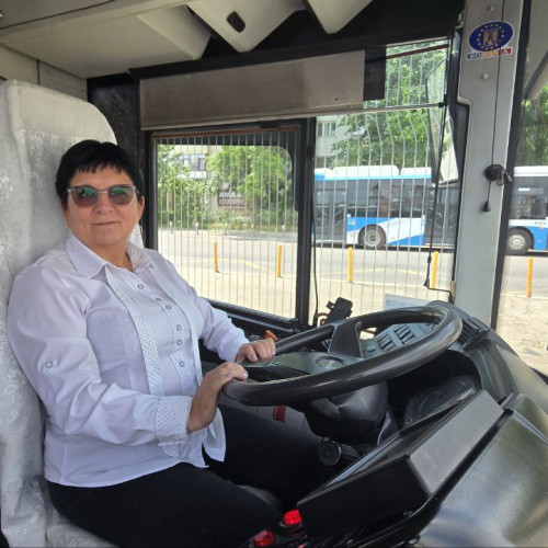 O femeie șofer de autobuz din Constanța povestește experiența sa de aproape 20 de ani în domeniu