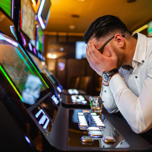 Dependența de jocurile de noroc: un pericol pentru tineri și familii destrămate