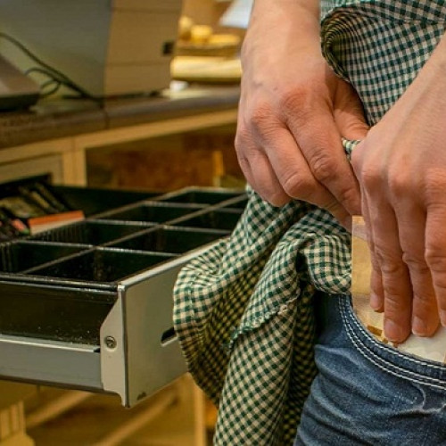 Furie în magazin: Hoțul a dat lovitura în casa de marcat!