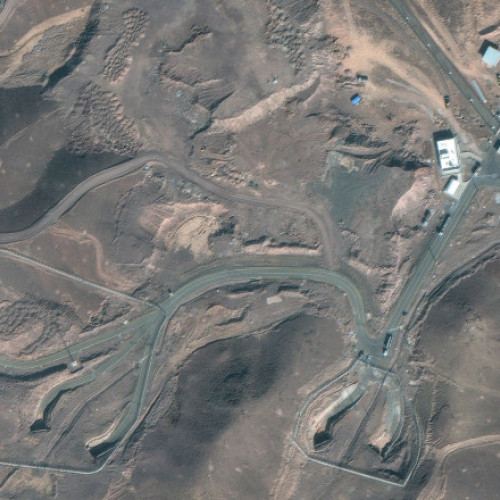 Statul american a lansat un atac asupra siturilor nucleare din Iran, concentrându-se în special pe situl Fordo, considerat unul dintre cele mai bine protejate obiective subterane. Potrivit noilor informații, acest atac a fost efectuat cu sprijinul strategic al Israelului, iar președintele Donald Trump a anunțat „distrugerea completă” a instalației. El a declarat că „loviturile au fost un succes militar spectaculos”, menționând că această acțiune a fost necesară pentru a opri programul nuclear iranian.