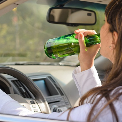 Femeie beată la volan a intrat într-un copac și a fugit de la Mărtinești