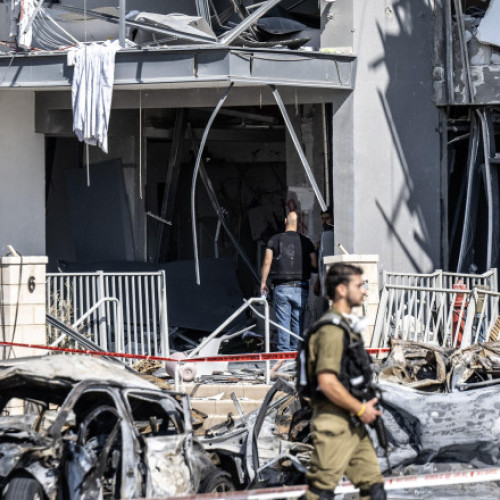 Iranul a lansat un val masiv de rachete asupra Israelului, actiune care a starnit atat ingrijorare, cat si incredere in sistemele de aparare ale tarii, potrivit jurnalistului roman Dragos Nelersa, stabilit in Israel. Alarmele au fost activate devreme dimineata, in jurul orei 7, iar populatia a fost pregatita sa se adape la adăposturi, conform spuselor sale. El explica ca majoritatea cladirilor noi sunt echipate cu camere si usi blindate, iar oamenii sunt avertizati in prealabil despre locurile de refugiu, fie publice, fie personale.