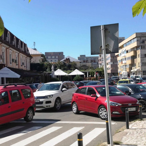 tinerii de 6 și 12 ani suspectați de zgarierea unui autoturism în Târgu-Jiu