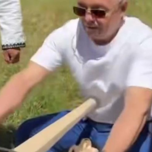 Primarul Emil Boc își redescoperă pasiunea pentru sculptura în lemn