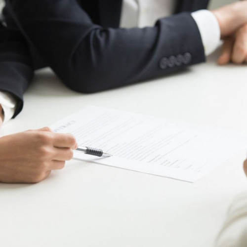 Autoritatea pentru Administrarea Sistemului Naţional Antigrindină și de Crescere a Precipitațiilor funcționează de aproape un an fără activitate, din cauza suspendării lansărilor de rachete antigrindină de către Ministerul Agriculturii. Potrivit stiripesurse.ro, peste 60 de angajați primesc lunar salarii fără să realizeze activități, iar salariul directorului instituției ajunge la 21.492 de lei brut pe lună, deși acesta nu are atribuții concrete.