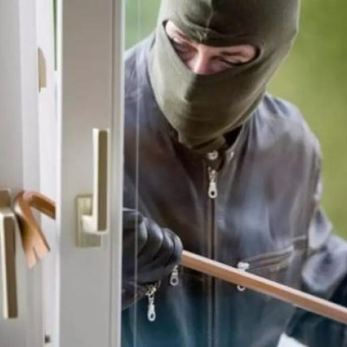 Un bărbat cere ajutor pentru a prinde hoții care i-au intrat în casă