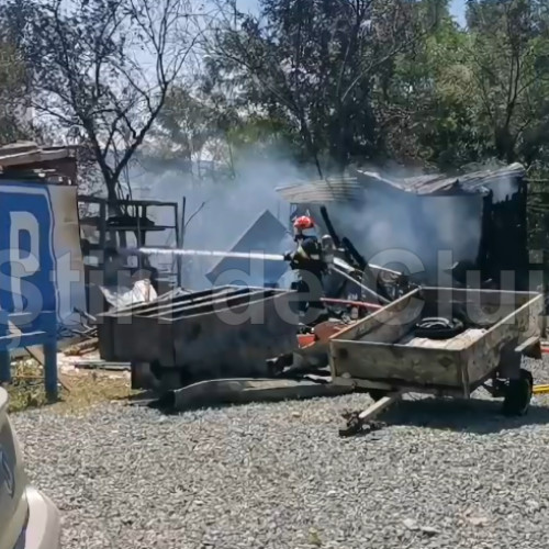 Incendiu major într-o anexă din Cluj, aproape de parcarea plină cu mașini