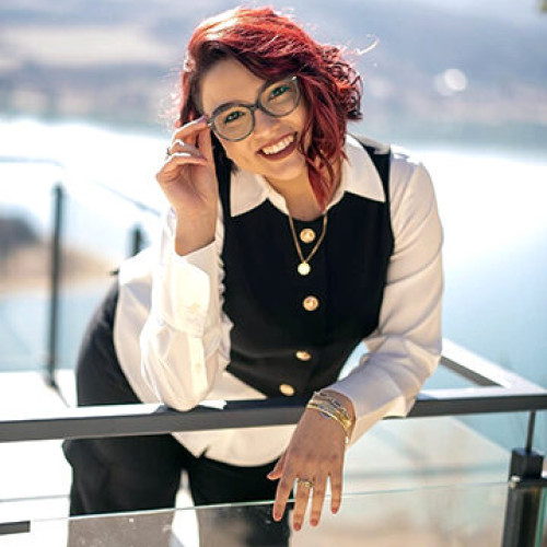 O elevă de la Liceul Teoretic "Traian Lalescu" din Hunedoara a obținut cea mai mare notă la Bacalaureat în județ, încheind sesiunea cu media 9,93. Aceasta, Adelina-Stefania Levarda, absolventă a profilului Filologie, a avut note remarcabile: 9,80 la Limba și literatura română, 10 la Istorie și 10 la Logică, argumentare și comunicare. Primarul Hunedoarei, Dan Boboutanu, a felicitat public-o pe tânără, la fel ca pe cel de-al doilea elev al liceului, Robert Pasca, care s-a clasat pe locul șapte în județ cu media 9,83, notează citate oficiale.