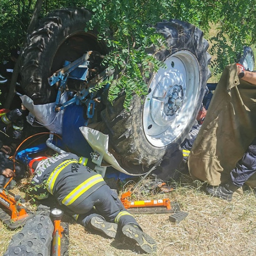 bărbat răsturnat cu tractorul în satul Tatarasti