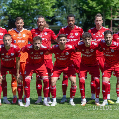 Otelul Galati a sustinut primul meci amical al verii în cantonamentul de la Brașov, în fața echipei FK Csikszereda, nou-promovată în Superliga. Meciul s-a încheiat cu scorul de 1-1, după un început promițător pentru galateni, care au punctat în prima repriză. Potrivit unui raport, Erik Bicfalvi a marcat singurul gol pentru Otelul, după o fază deosebit de reușită, și se pare că atacantul rămâne o piesă importantă în echipă, conform site-ului viata-libera.ro.