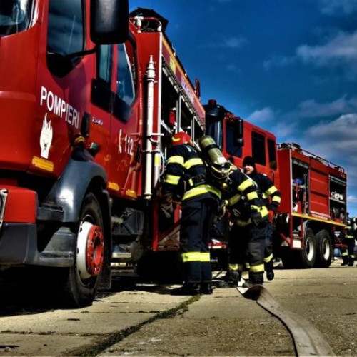 Trei autospeciale intervin pentru stingerea unui incendiu la incendiu la fața locului