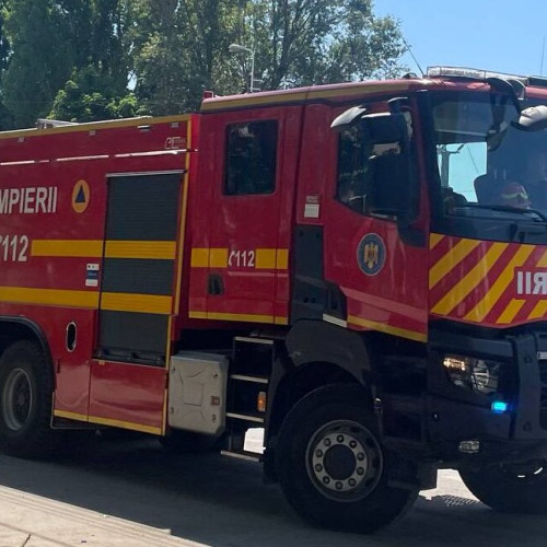Intervenție de salvare pentru stingerea unui incendiu în localitate