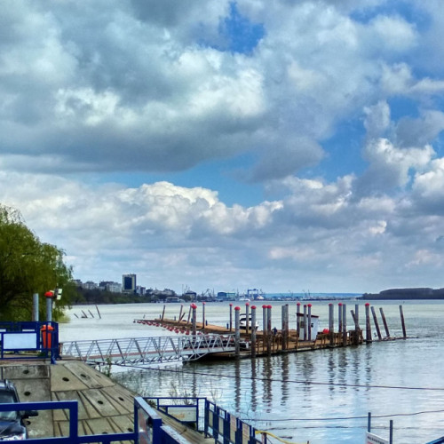 Portul de ambarcațiuni din Galați, cu o valoare de inventar de peste 6,4 milioane de lei, are o stare avariată în proporție de 70%, fiind afectat de repetate infiltrații de gheață pe Dunăre. Deși are 70 de locuri disponibile inițial, în prezent funcționează doar 45, din cauza degradării. Administratorul, societatea Gospodărire Urbană SRL, intenționează să îl scoată la licitație publică pentru a-l închiria, potrivit unui proiect de hotărâre ce va fi supus aprobării Consiliului Local în zilele următoare.