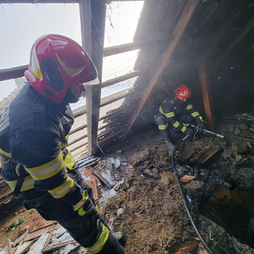 Casă din Andrid, în pericol de ardere din cauza scânteii din sobă