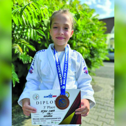 Campionatul Balcanic de judo pentru categoria U13, desfășurat recent la Sighișoara, a adus o performanță remarcabilă pentru sportivii din țara noastră. Clara Bejan, legitimată la CSS LPS Bihorul Oradea, a reușit să urce pe podium, câștigând medalia de bronz în categoria de greutate -32 kg.