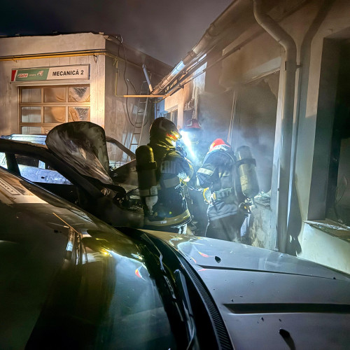 Incendiu în parcarea unui service auto din Botoșani