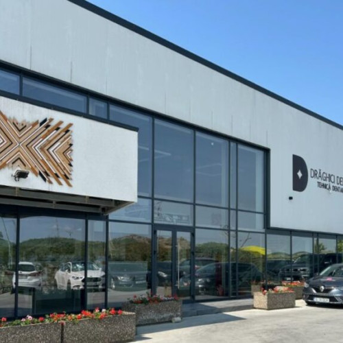 Dan Draghici, antreprenor și medic stomatolog, a ajuns la un moment special după două decenii de muncă. Potrivit site-ului ziaruldeiasi.ro, el nu mai are nicio rată la bancă, ceea ce consideră cea mai mare realizare a sa. „Am închis toate creditele și nu mai am rate”, spune el cu bucurie. La momentul actual, Draghici a vândut recent cel mai mare business de tehnică dentară din România, Draghici Dental, către Minlay, companie lider în Franța și parte din fondul european Adagia Partners.