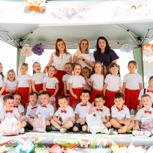 Gradinitele din județul Galați au participat la evenimentul cultural „Talente dunărene”, dedicat artei în educația timpurie. Acesta a avut loc în cadrul celei de-a doua ediții și s-a desfășurat într-un ambient festiv, adunând zeci de preșcolari talentați. Micii artiști au încântat publicul cu momente de dans pline de energie, poezii sensibile și cântece interpretate cu dăruire, fiecare fiind aplaudat cu entuziasm. Potrivit site-ului www.viata-libera.ro, festivalul a reiterat importanța artei în dezvoltarea armonioasă a copiilor, stimulând creativitatea, exprimarea liberă și încrederea în sine.