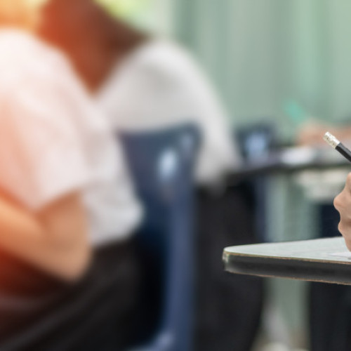 prima probă scrisă a examenului național de evaluare 2025 la limba și literatura română a avut loc luni, 23 iunie, și a început la ora 9:00, imediat după distribuirea subiectelor către elevi. Conform site-ului digi24.ro, Ministerul Educației a publicat subiectele, împreună cu baremul de corectare și notare. Următoarea probă va fi cea de matematică, programată pentru miercuri, 25 iunie, iar vineri, 27 iunie, elevii vor susține proba la limba maternă.