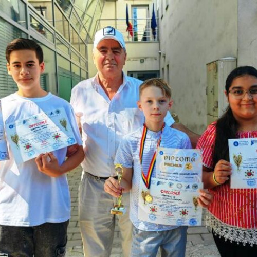 Centrele culturale din Vrancea, prin Școala Populară de Artă, au participat la mai multe concursuri importante în luna iunie a anului 2025. În perioada 16-20 iunie, elevii școlii au luat parte la Concursul Național de Interpretare Instrumentală "Marele Premiu", ediția a XXVIII-a, organizat de Palatul Național al Copiilor din București. Potrivit jurnaldevrancea.ro, elevii care studiază la clasele de orgă, vioară și acordeon au obținut premii importante, cu care mândresc școala.