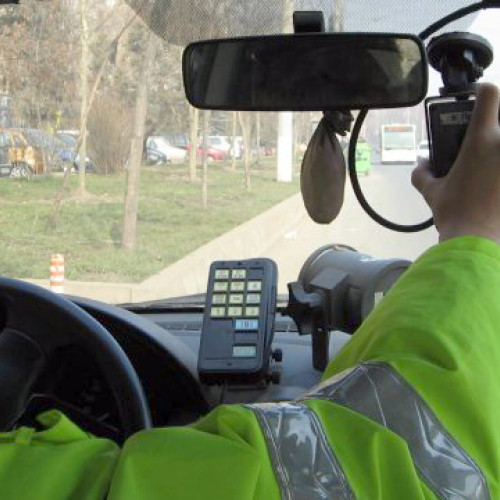 Tânără din Petroșani, prinsă circulând cu viteza excesivă și fără permis în Gorj