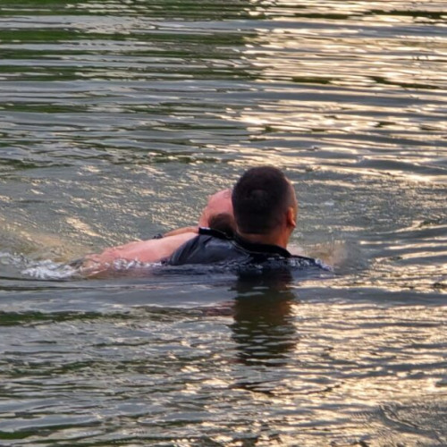 bărbat salvat de un pompier din iaz după tentative de suicid