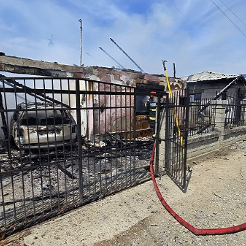 Incendiu la mai multe case din Livada: trei locuințe și un autoturism distruse complet