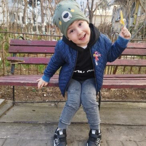 un copil curajos luptă pentru o copilărie normală