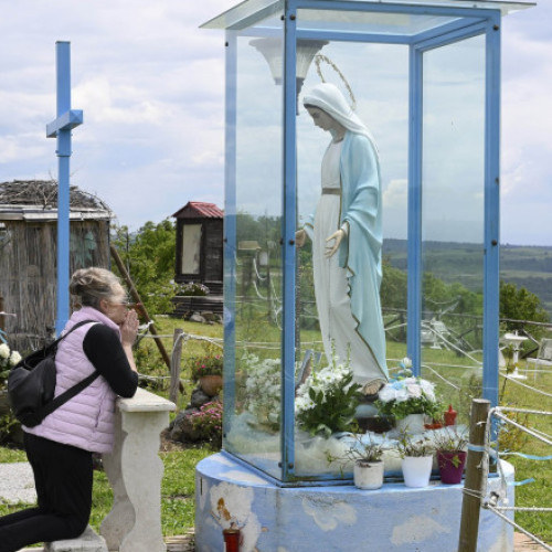 Statui care plâng cu lacrimi de sânge și apariții mariane: controverse în Italia