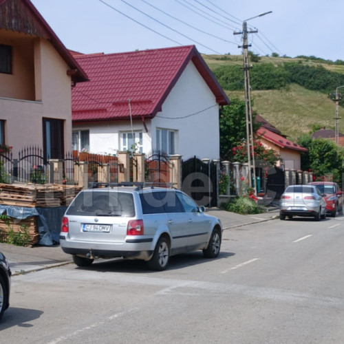 trafic aglomerat în Gilău din cauza mașinilor parcate neregulamentar