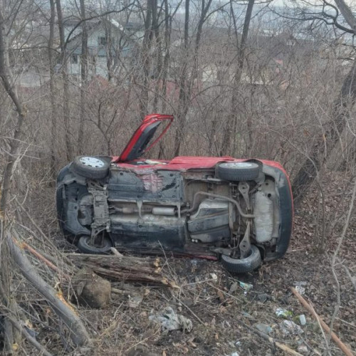 Șoferul care a sărit cu mașina în afara drumului în apropiere de Grupul Școlar Suceava, surprins în imagini - FOTO