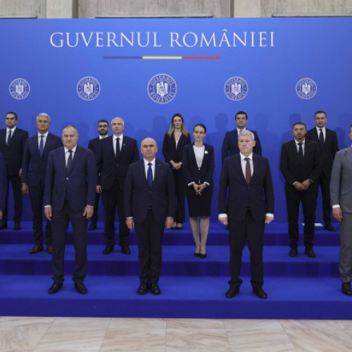 Noul guvern condus de Ilie Bolojan a adoptat luni două acte normative în prima sa ședință de la Palatul Victoria. În cadrul întâlnirii, executivul a aprobat un proiect de lege care stabilește domeniile în care va putea emite ordonanțe simple, precum și o ordonanță de urgență referitoare la măsuri la nivelul administrației publice centrale.