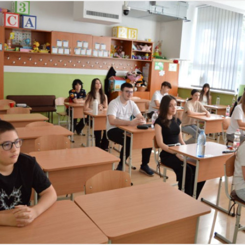 Peste 100 de elevi au susţinut proba scrisă la limba română la Evaluarea Naţională în Oradea