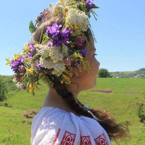 Se potrivește cu noaptea de Sânziene: obiceiuri și tradiții din România