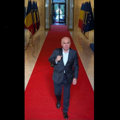 Ilie Bolojan a devenit oficial prim-ministru al României într-o ședință comună a Camerelor reunite ale Parlamentului, notează digi24.ro. În ziua inaugurării, Bolojan a publicat pe Facebook o fotografie în care apare intrând în Palatul Victoria, cu un rucsac în spate, și a transmis un mesaj scurt: „Buna dimineața! Prima zi în slujba țării noastre la Palatul Victoria”.