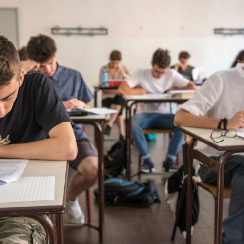 subiecte la limba română din evaluarea națională 2025, considerat de profesori din Iași prea ușor, au stârnit discuții. cadrele didactice notează că subiectul al doilea, o compunere narativă, a fost extrem de accesibil, ceea ce a avantajat elevii de nivel mediu, dar complică departajarea între cei foarte bine pregătiți.