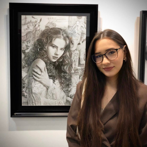 Trei tinere artiste din Galați, membre ale Uniunii Artiștilor Plastici din România (UAPR), au adus acasă distincții importante de la prima ediție a Bienalei studențești "Prezentul în artă". Evenimentul, organizat de Muzeul "Vasile Pârvan" din Bârlad, a avut ca temă provocatoare "Intersecția dintre tradiție și modernitate. Ecoul Trecutului - Oglinda Prezentului" și a reunit tineri talentați din mai multe centre universitare, precum București, Iași, Cluj, Craiova, Timișoara, Constanța și Galați.