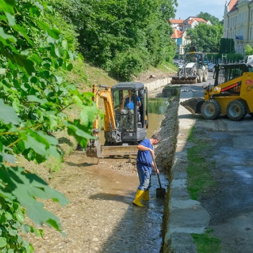 Se finalizează lucrările de decolmatare și reamenajare a paraului Graft la Brașov