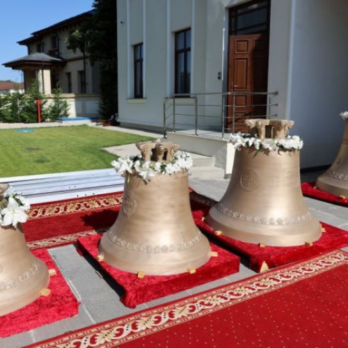 Clopotele celei de-a patra clopotnii a Catedralei Unirii din Focșani, sfințite în prezența autorităților